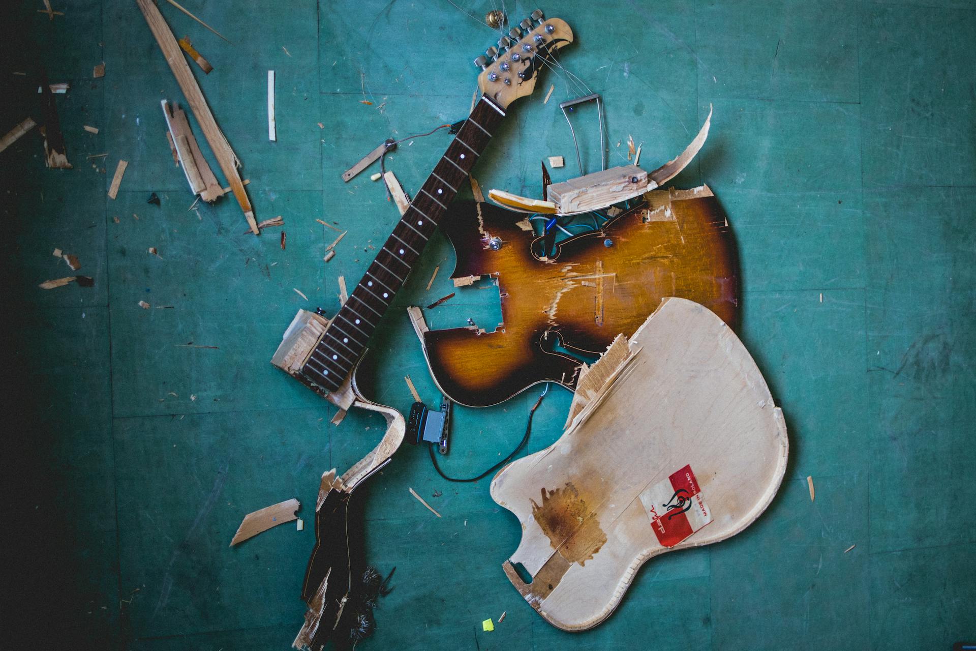 ilustrasi gitar yang rusak