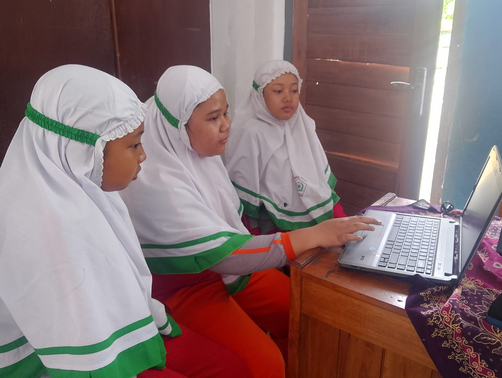 siswa membuka laptop