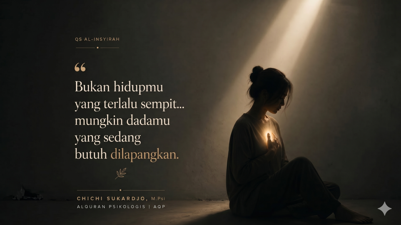 Ilustrasi seorang wanita bersila dalam cahaya tenang dengan kutipan QS Al-Insyirah tentang kelapangan dada